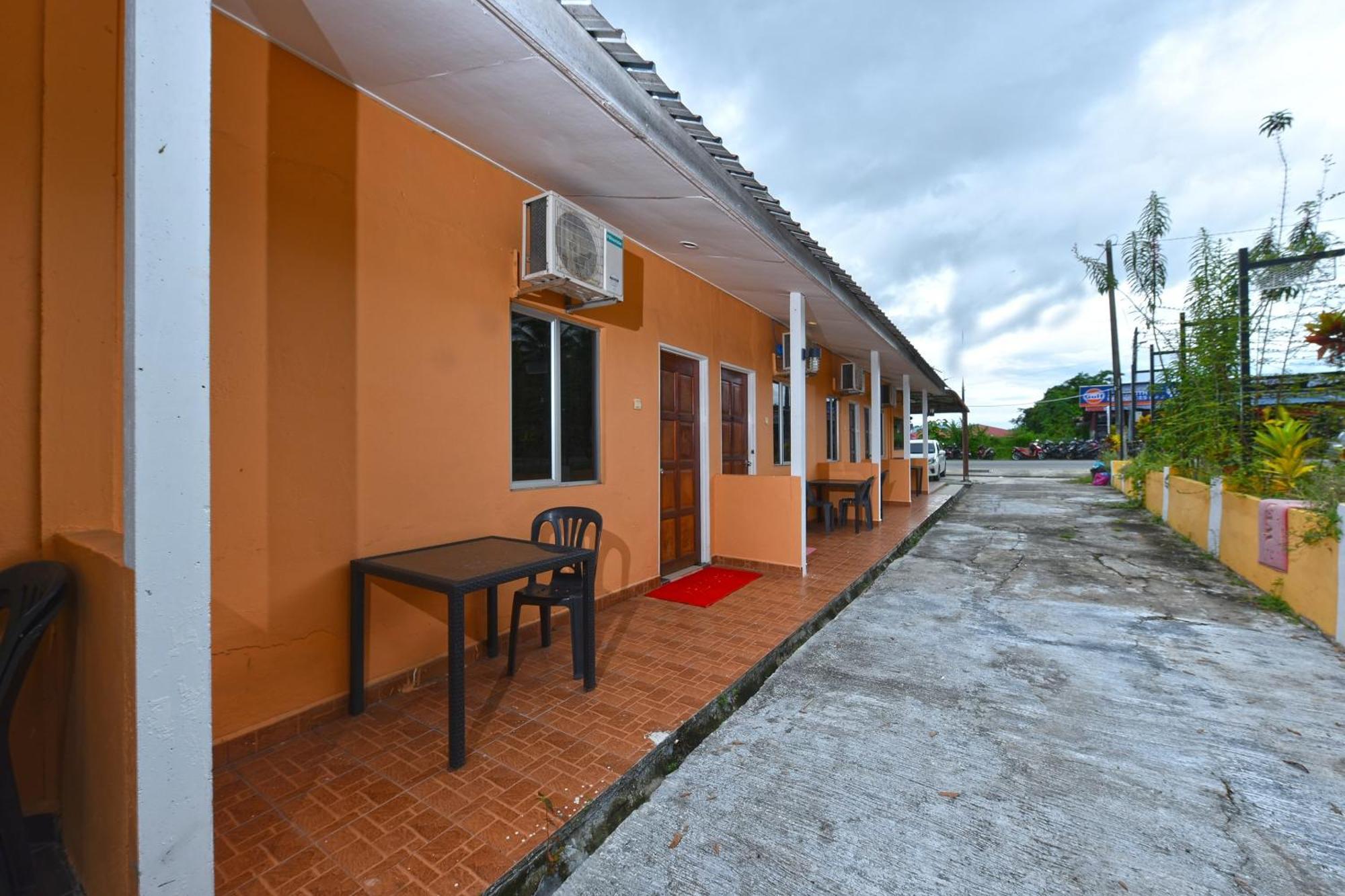 Oyo 90561 Awan Biru Motel Pantai Cenang  Ngoại thất bức ảnh