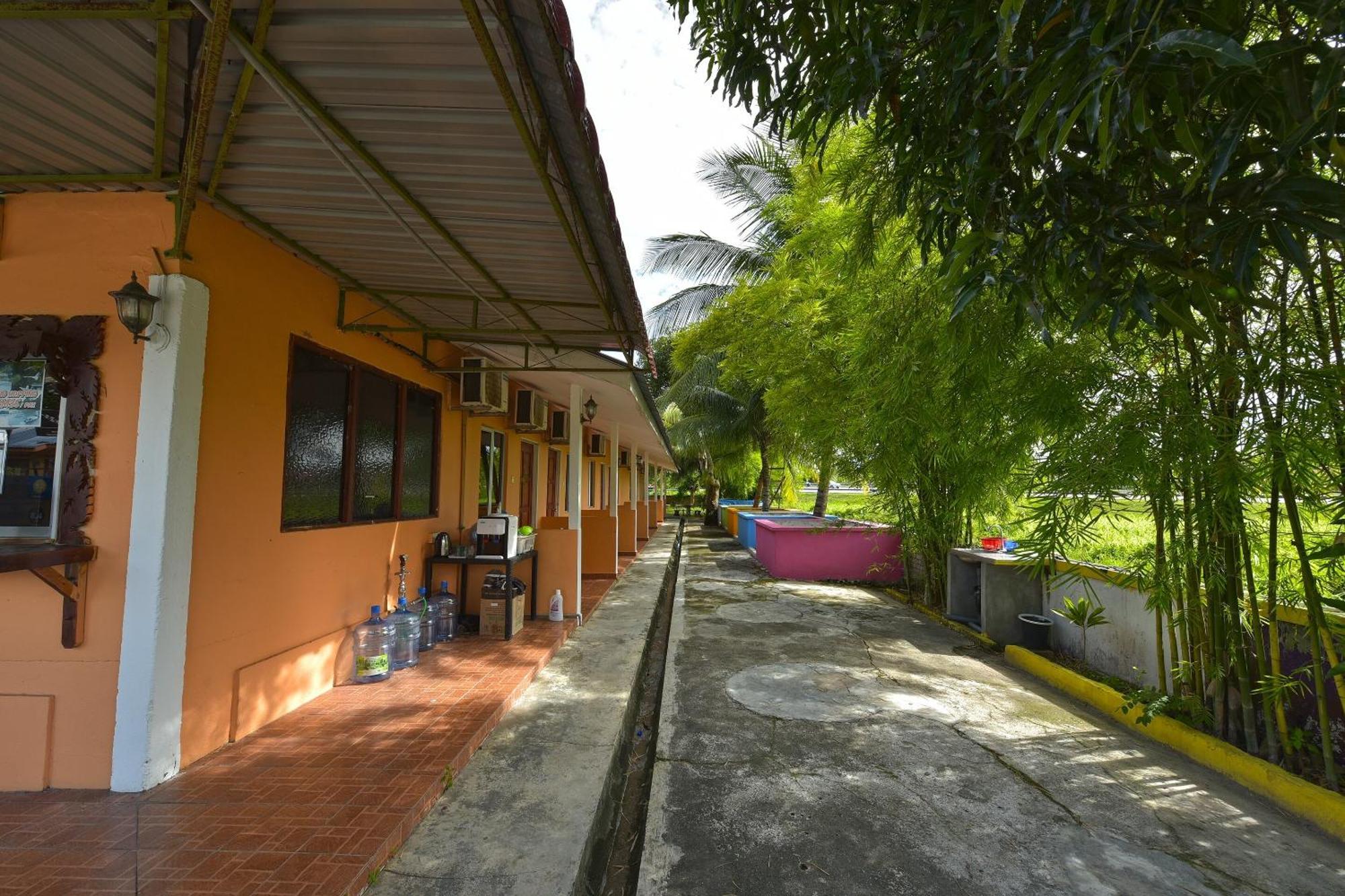 Oyo 90561 Awan Biru Motel Pantai Cenang  Ngoại thất bức ảnh