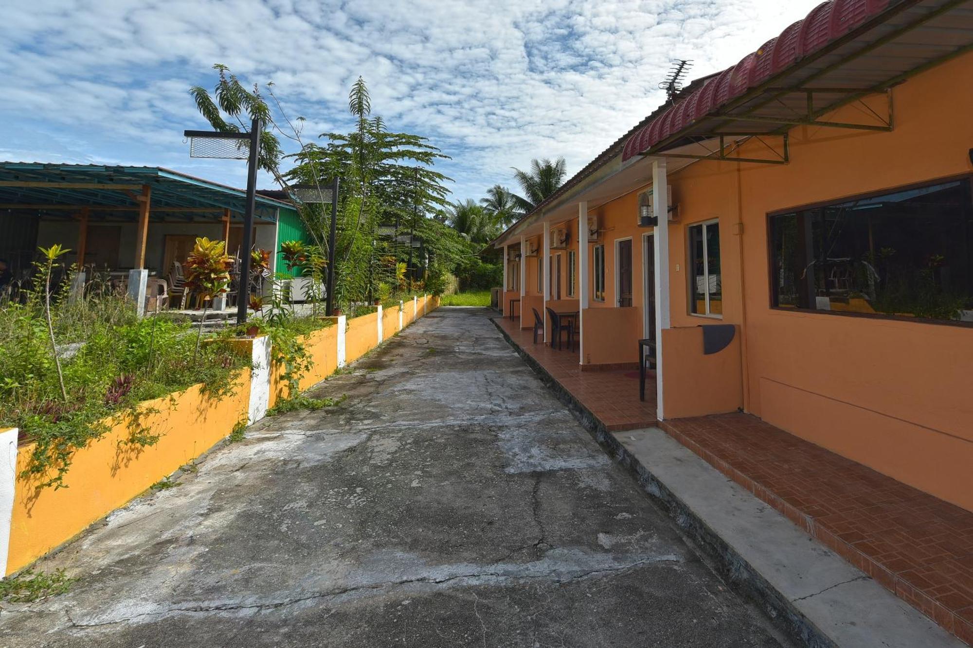 Oyo 90561 Awan Biru Motel Pantai Cenang  Ngoại thất bức ảnh